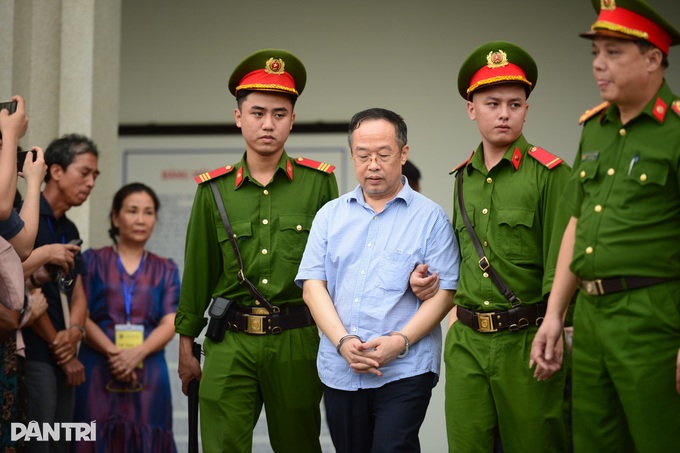 Tạm giữ 210.000 USD, 146 lượng vàng của cựu Phó Giám đốc Công an Hà Nội - 4 Tạm giữ 210.000 USD, 146 lượng vàng của cựu Phó Giám đốc Công an Hà Nội - 4