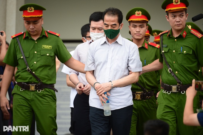 Tạm giữ 210.000 USD, 146 lượng vàng của cựu Phó Giám đốc Công an Hà Nội - 1 Tạm giữ 210.000 USD, 146 lượng vàng của cựu Phó Giám đốc Công an Hà Nội - 1