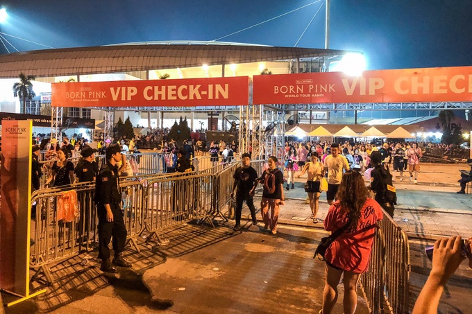 Sau đêm diễn Blackpink, khán giả hối hả ra về, rác tràn ngập sân vận động - 1