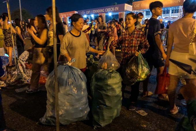 Sau đêm diễn Blackpink, khán giả hối hả ra về, rác tràn ngập sân vận động - 14