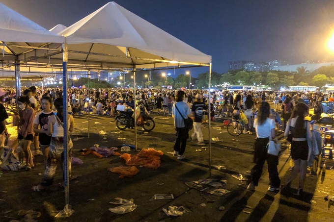 Sau đêm diễn Blackpink, khán giả hối hả ra về, rác tràn ngập sân vận động - 11