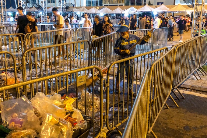 Sau đêm diễn Blackpink, khán giả hối hả ra về, rác tràn ngập sân vận động - 13