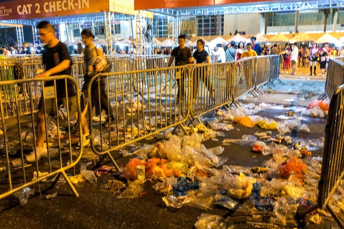 Sau đêm diễn Blackpink, khán giả hối hả ra về, rác tràn ngập sân vận động - 9