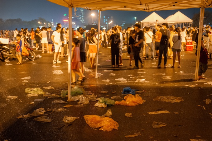 Sau đêm diễn Blackpink, khán giả hối hả ra về, rác tràn ngập sân vận động - 10