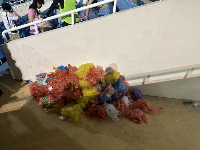 Sau đêm diễn Blackpink, khán giả hối hả ra về, rác tràn ngập sân vận động - 3