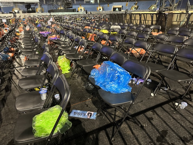 Sau đêm diễn Blackpink, khán giả hối hả ra về, rác tràn ngập sân vận động - 7