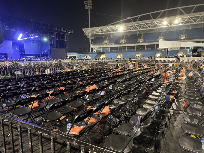 Sau đêm diễn Blackpink, khán giả hối hả ra về, rác tràn ngập sân vận động - 5