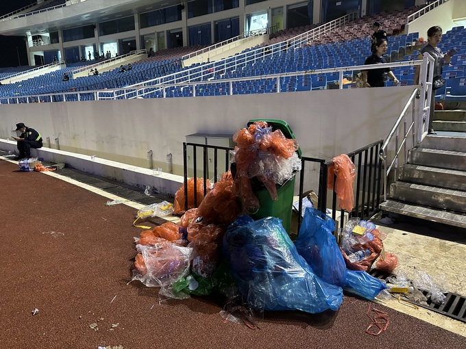 Sau đêm diễn Blackpink, khán giả hối hả ra về, rác tràn ngập sân vận động - 4