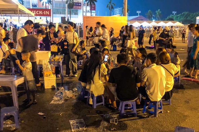 Sau đêm diễn Blackpink, khán giả hối hả ra về, rác tràn ngập sân vận động - 15