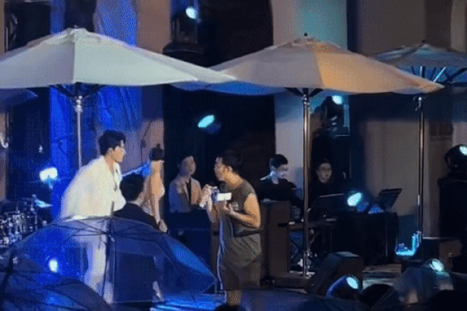 Uyên Linh lên tiếng về thái độ trong clip khán giả giật mic phàn nàn - 1