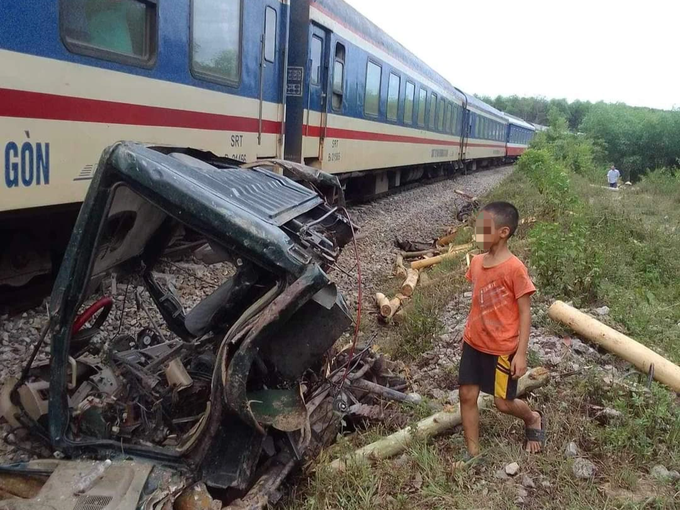 Chết máy khi đi qua đường sắt, xe tải bị tàu hỏa đâm biến dạng - 1 Chết máy khi đi qua đường sắt, xe tải bị tàu hỏa đâm biến dạng - 1