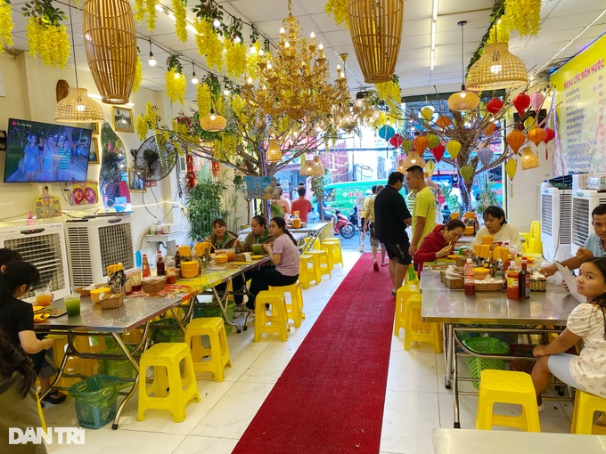 Transgender girl in Ho Chi Minh City sings and sells 600kg papaya salad/day - 6