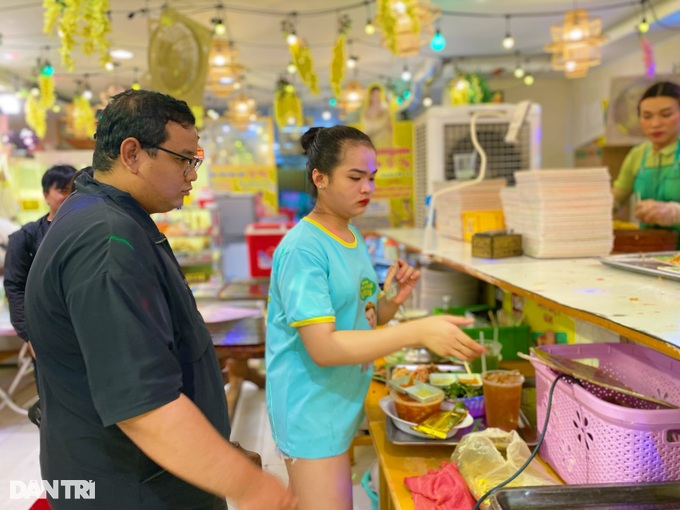 Transgender girl in HCMC sings and sells 600kg papaya salad/day - 3