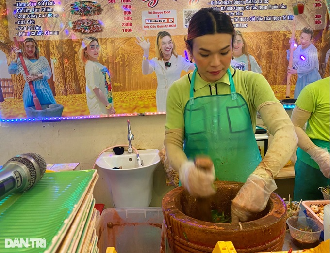 Transgender girl in HCMC sings and sells 600kg papaya salad/day - 2