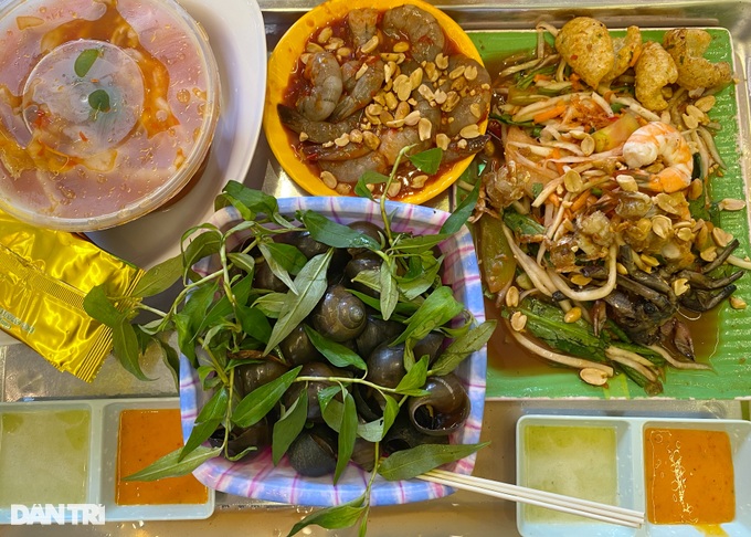 Transgender girl in HCMC sings and sells 600kg papaya salad/day - 1