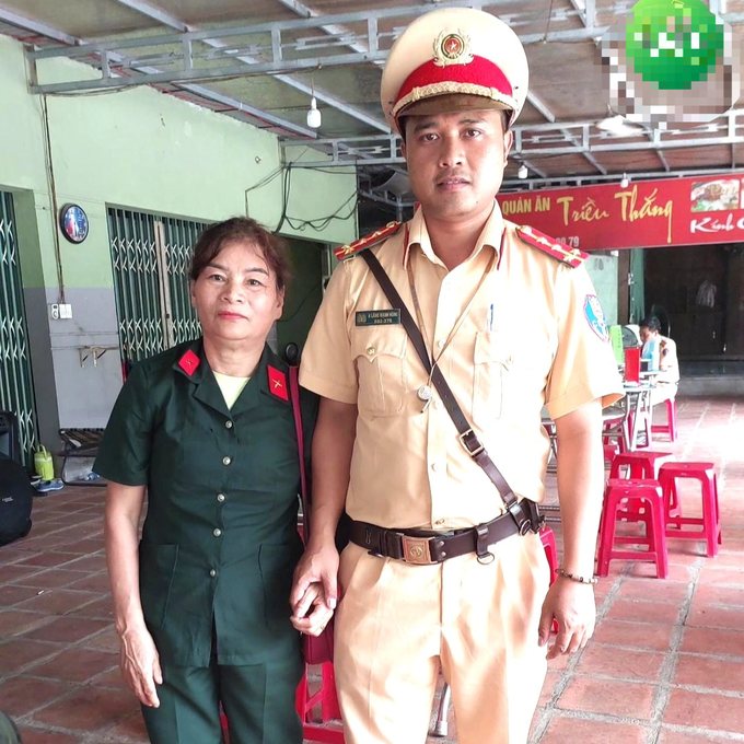 Gặp chiến sĩ CSGT viếng hương liệt sĩ ngay trên xe chở hài cốt - 2 Gặp chiến sĩ CSGT viếng hương liệt sĩ ngay trên xe chở hài cốt - 2