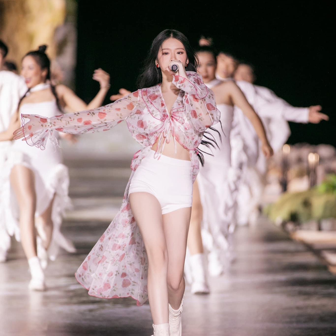 Không còn bị chê quá tuổi, Linh Ka ngày càng nữ tính và gợi cảm - 3