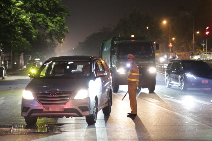 Tổ công tác lập chốt kiểm tra nồng độ cồn đối với các trường hợp ô tô đêm 2/8 (Ảnh: Trần Thanh).