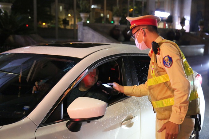 Đêm 2/8, cảnh sát đã dừng và kiểm tra hơn 100 ô tô các loại (Ảnh: Trần Thanh).