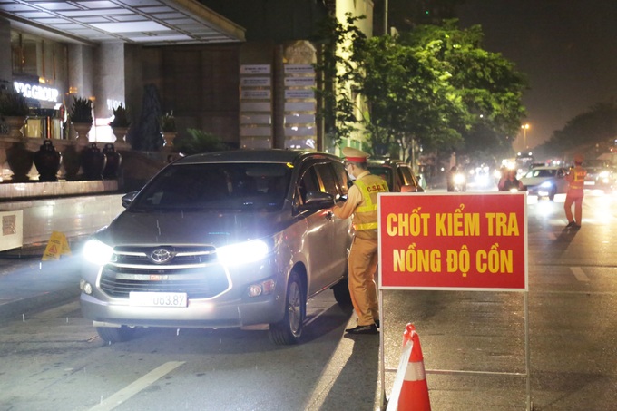 Tổ công tác dừng, kiểm tra hơn 100 ô tô trong ca làm việc tối 2/8 (Ảnh: Trần Thanh).