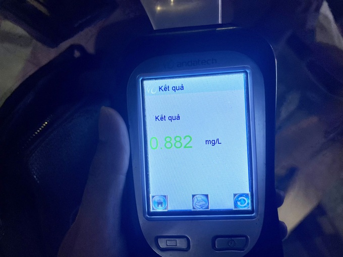 Tổ công tác kiểm tra nồng độ cồn với tài xế N., qua đó phát hiện anh N. vi phạm nồng độ cồn ở mức rất cao - 0,882mg/l khí thở (Ảnh: Trần Thanh).