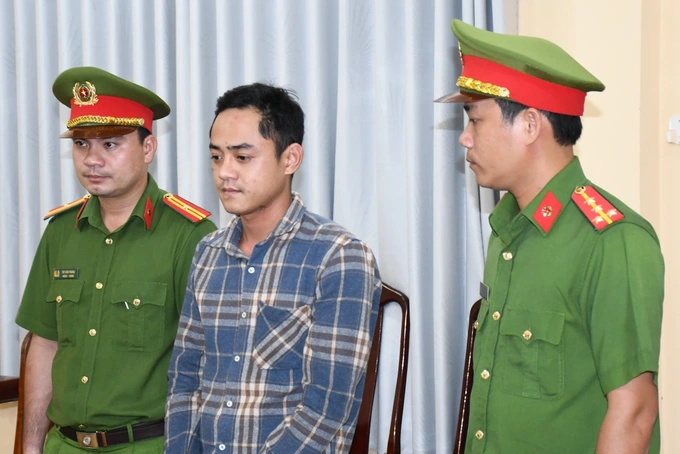 Vụ tao là trùm ở đây: Thanh niên đập vỡ kính xe cứu thương lĩnh án tù - 2 Vụ tao là trùm ở đây: Thanh niên đập vỡ kính xe cứu thương lĩnh án tù - 2