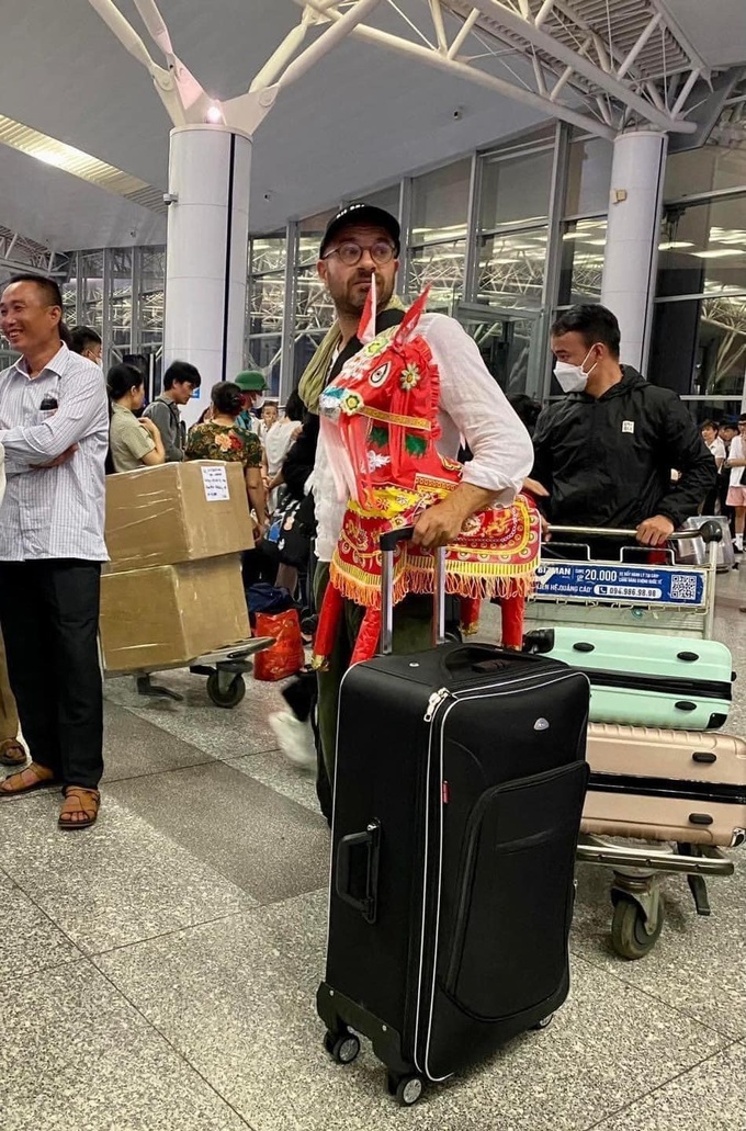 Từ chuyện ông Tây mua ngựa vàng mã: Luật có cấm mang lên máy bay? - 1 Từ chuyện ông Tây mua ngựa vàng mã: Luật có cấm mang lên máy bay? - 1