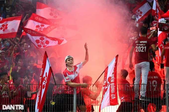 CĐV Hải Phòng nhận án phạt nặng sau vụ đốt pháo sáng ở sân Hàng Đẫy | Báo  Dân trí