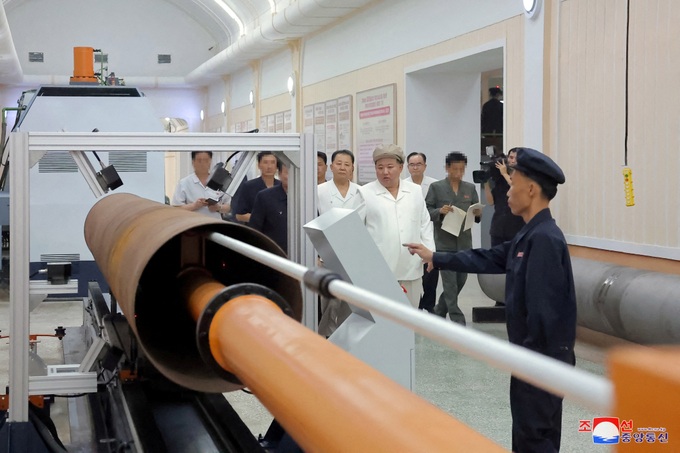 Ông Kim Jong-un bắn thử súng, thị sát loạt nhà máy vũ khí lớn - 2