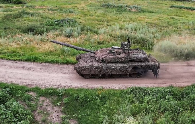 Cuộc đối đầu nghẹt thở giữa 1 xe tăng Nga với 8 thiết giáp Ukraine - 1