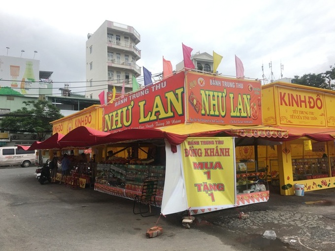 Bánh Trung thu tấp nập “xả hàng”, khắp nơi treo biển “mua 1 tặng 1” - 1