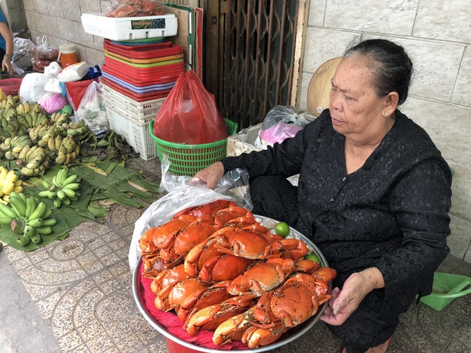 Mâm cua của bà Ba trước đây rất vắng khách, thường bán trong khoảng 6 tiếng (ảnh do PV Dân trí chụp lại)