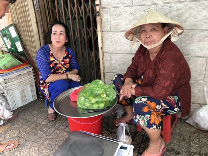 Mâm cua đã bán hết sạch sau 3 phút, lúc này bà Ba ngồi nán lại nói chuyện với những khách đến trễ không mua được cua, mong họ quay lại ngày hôm sau