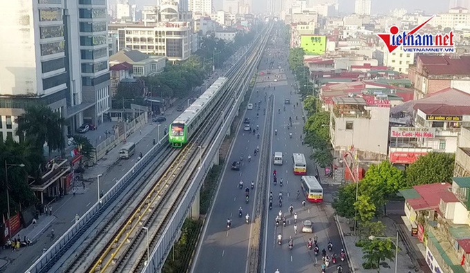 
Đường sắt trên cao Cát Linh - Hà Đông vay vốn Trung Quốc, sử dụng nhà thầu Trung Quốc liên tục đội vốn, chậm tiến độ.
