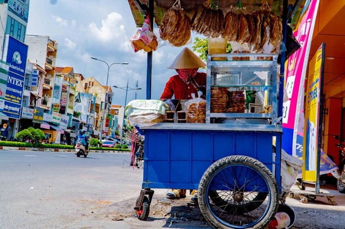 Người bán hàng rong gặp khó do Covid-19 mong chờ sự hỗ trợ - 4