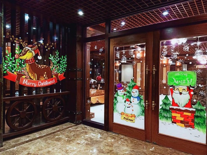 Ông già Noel hân hoan bay trên cửa kính, xin luôn chủ quán 2 triệu đồng - 1