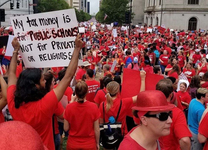 
Các giáo viên ở North Carolina biểu tình đòi tăng lương. Ảnh: Reuters.
