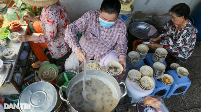 Quán cháo huyết 5000 đồng làm ấm lòng lao động nghèo - 11