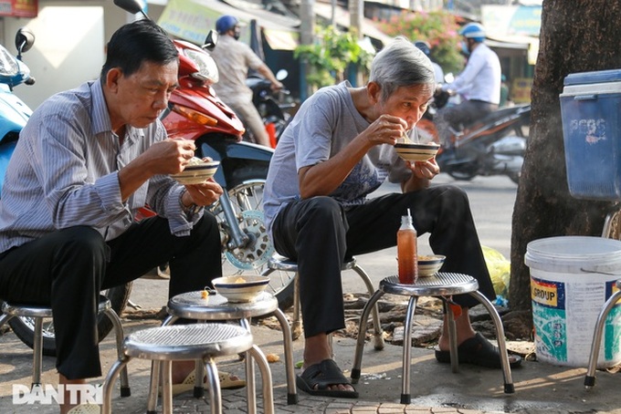 Quán cháo huyết 5000 đồng làm ấm lòng lao động nghèo - 5