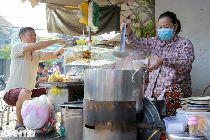 Quán cháo huyết 5000 đồng làm ấm lòng lao động nghèo - 7