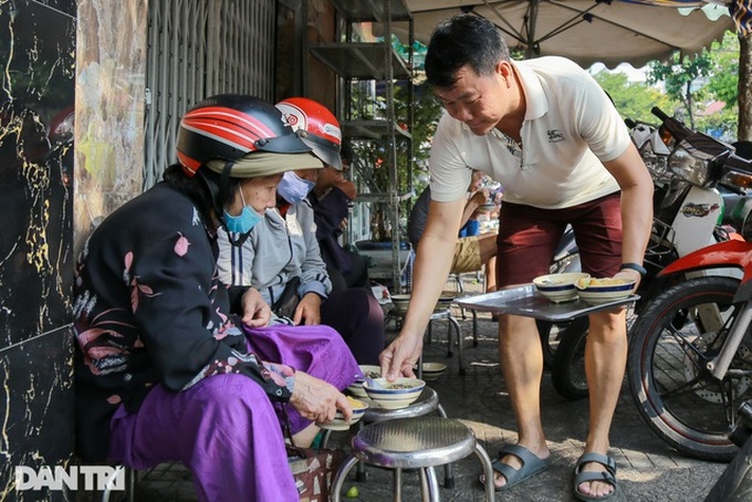 Quán cháo huyết 5000 đồng làm ấm lòng lao động nghèo - 10