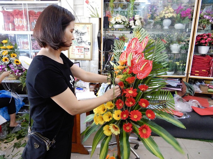 Các shop hoa tươi đang chờ người mua 