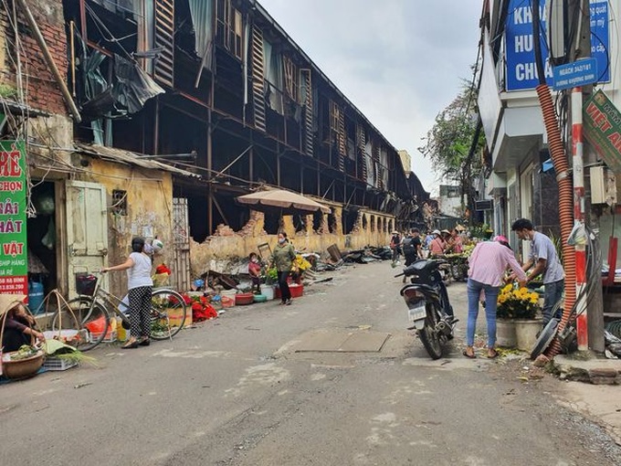 Vụ cháy Cty Rạng Đông, người dân đã phải đi chợ xa mua thực phẩm, nước sạch về dùng - 4