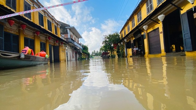 Hoi An residents clear mud after floods - 8