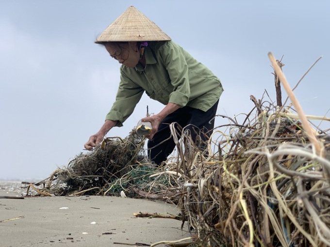 Rubbish blankets Ha Tinh beach following floods - 4