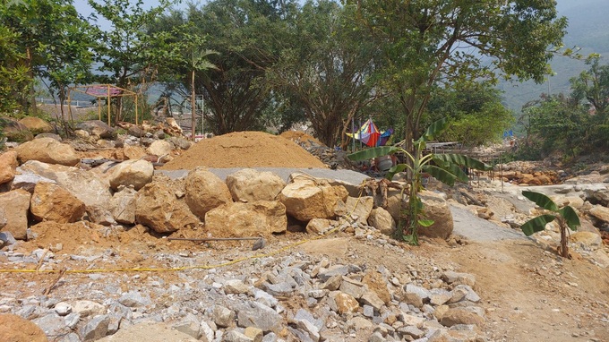 Illegal tourism services rampant by Danang stream - 5