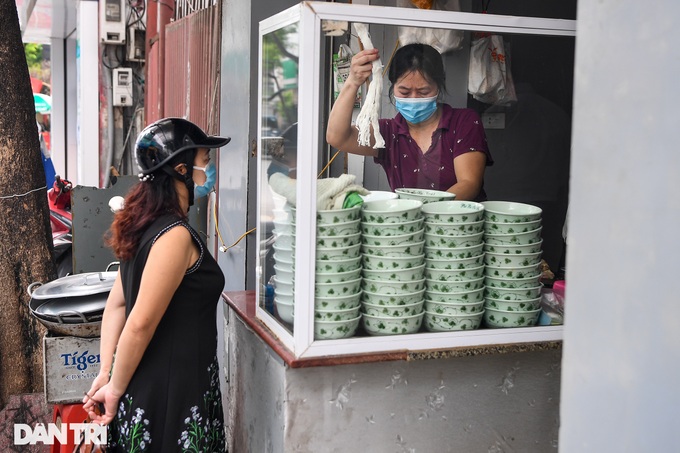 Shops in 19 Hanoi districts reopen after long suspension - 9 Shops in 19 Hanoi districts reopen after long suspension - 9