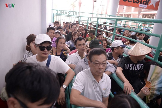 Huong Pagoda jammed on festival opening day - 4