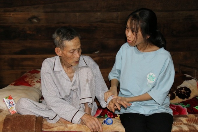 Girl calls for help for ill grandfather - 1