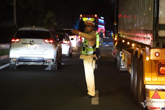 People struggle with traffic jams despite returning to Hanoi at night - 4 People struggle with traffic jams despite returning to Hanoi at night - 4